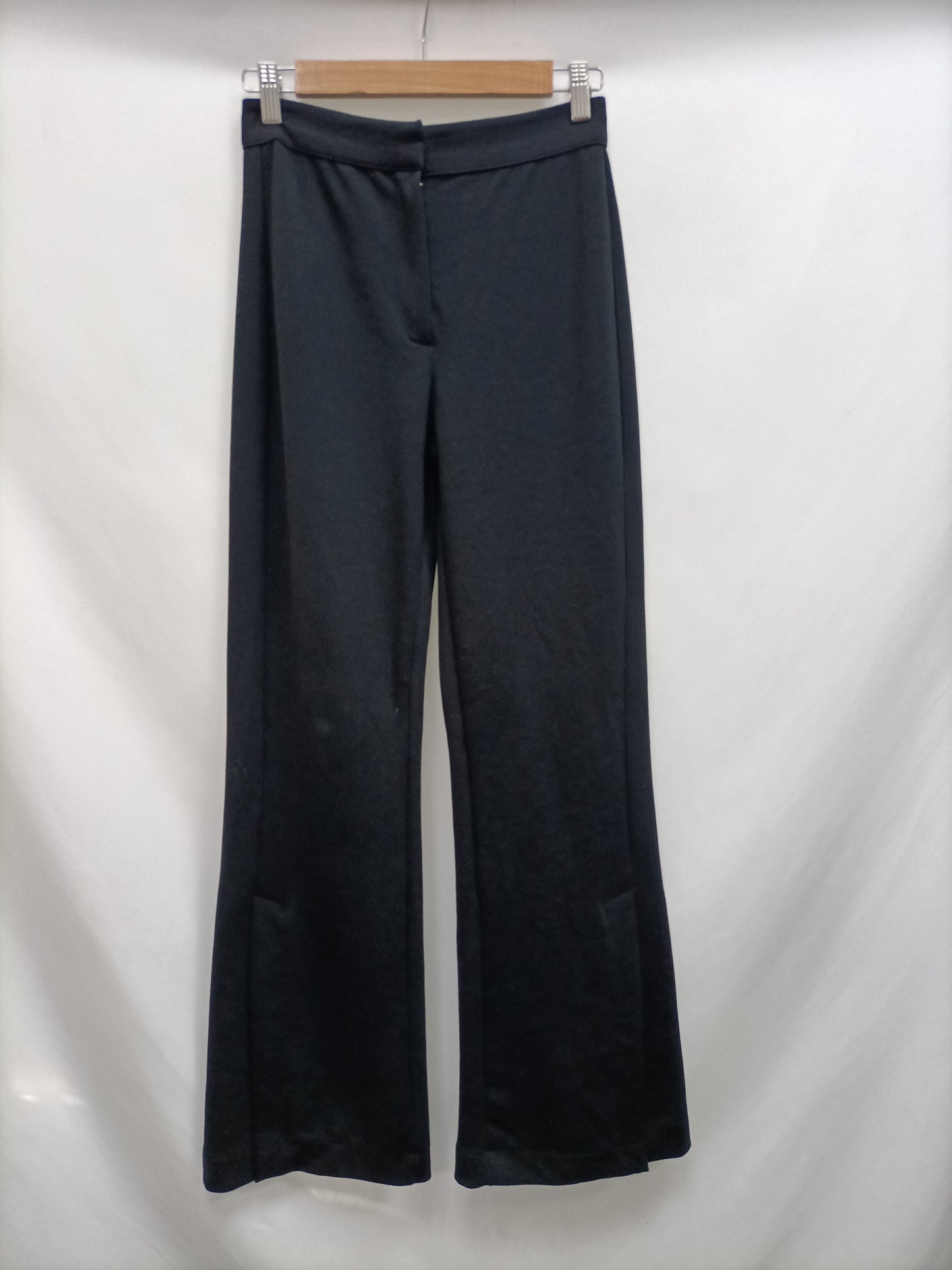 MANGO. pantalón negro campana T.xs