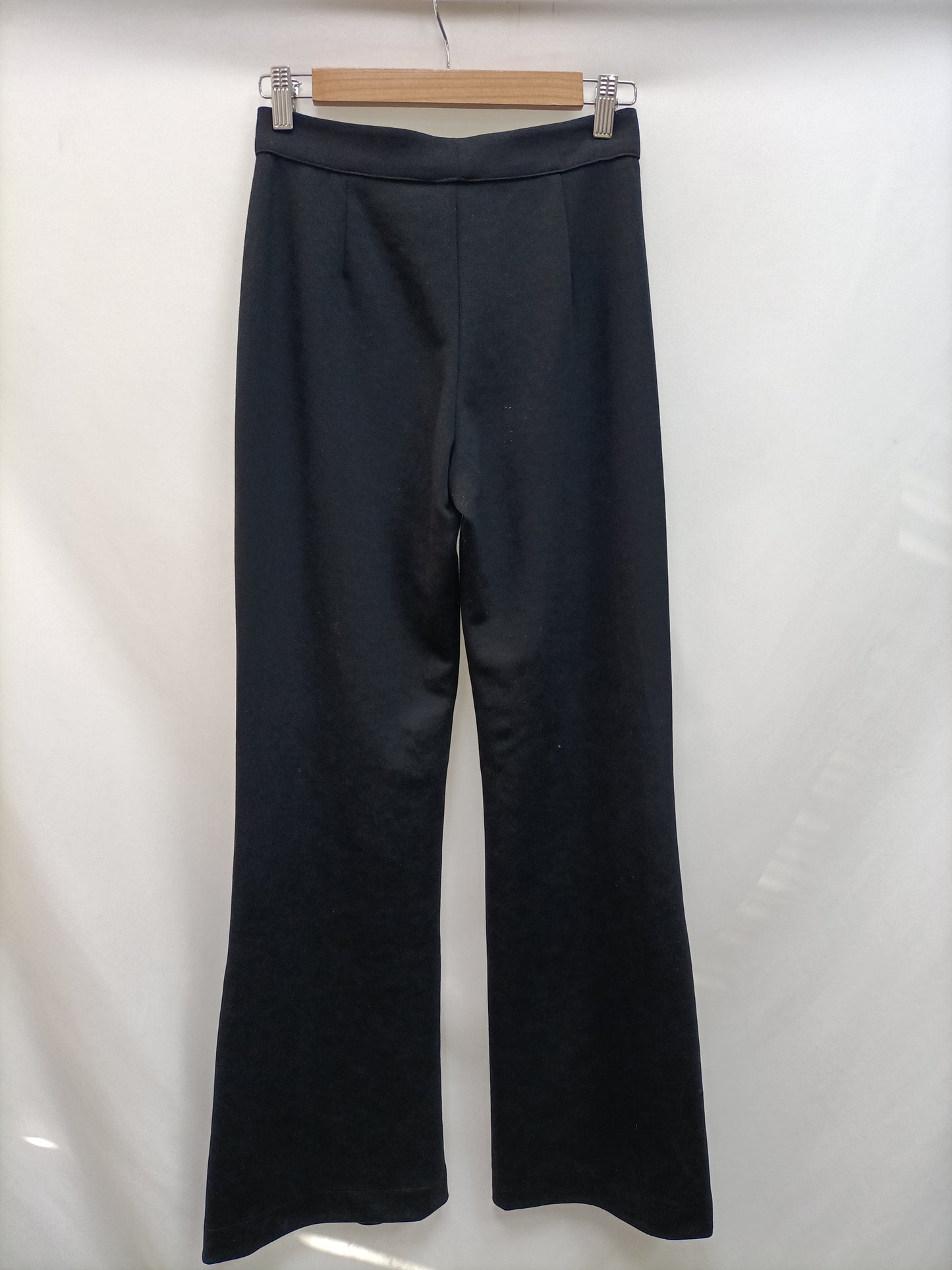 MANGO. pantalón negro campana T.xs