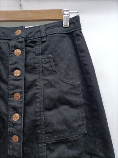 STRADIVARIUS. falda negra botones T.34