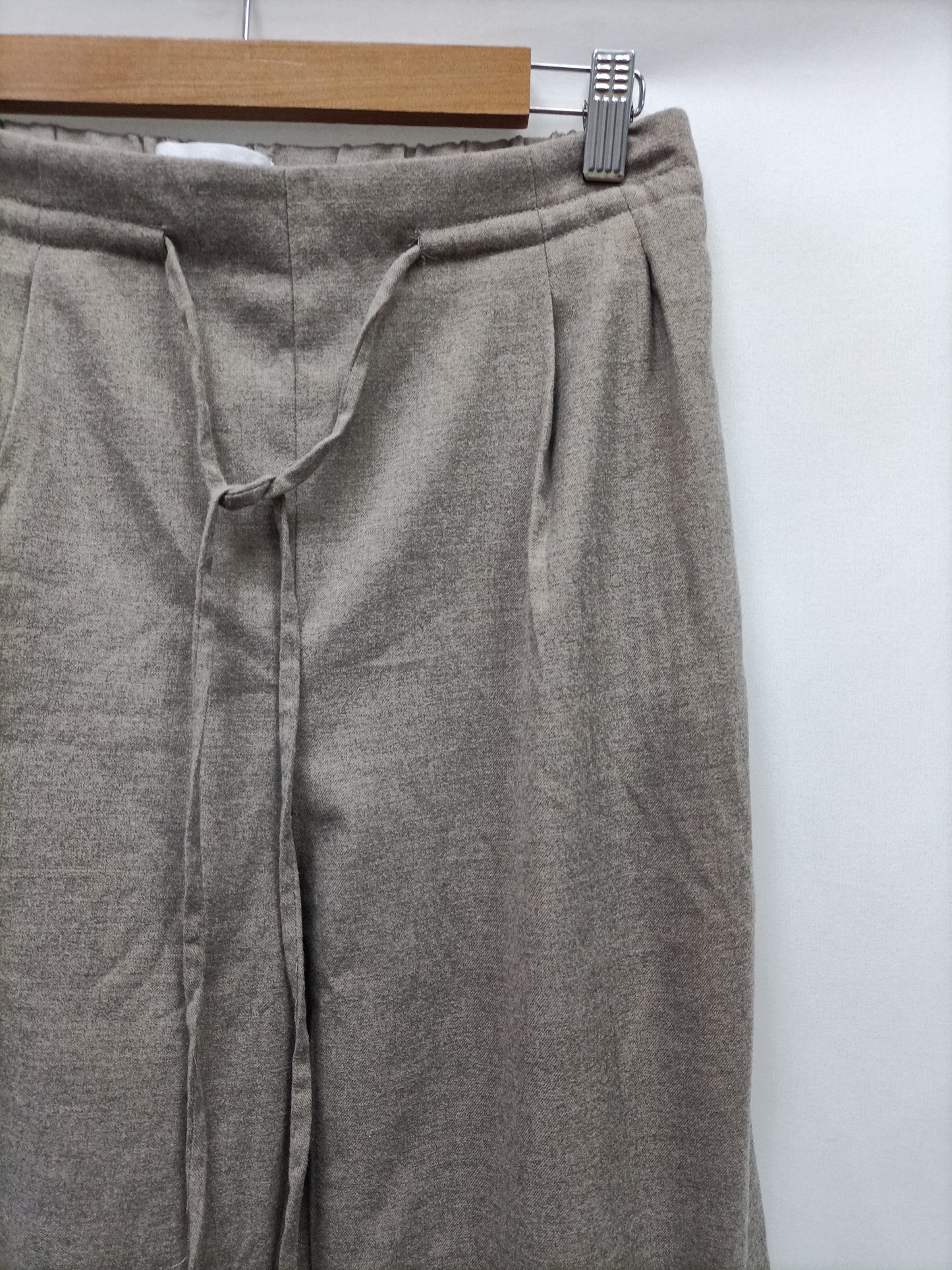 MANGO. Pantalón fluido beige T.s
