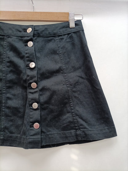H&amp;M. Black buttoned skirt size 34