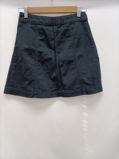 H&amp;M. Black buttoned skirt size 34