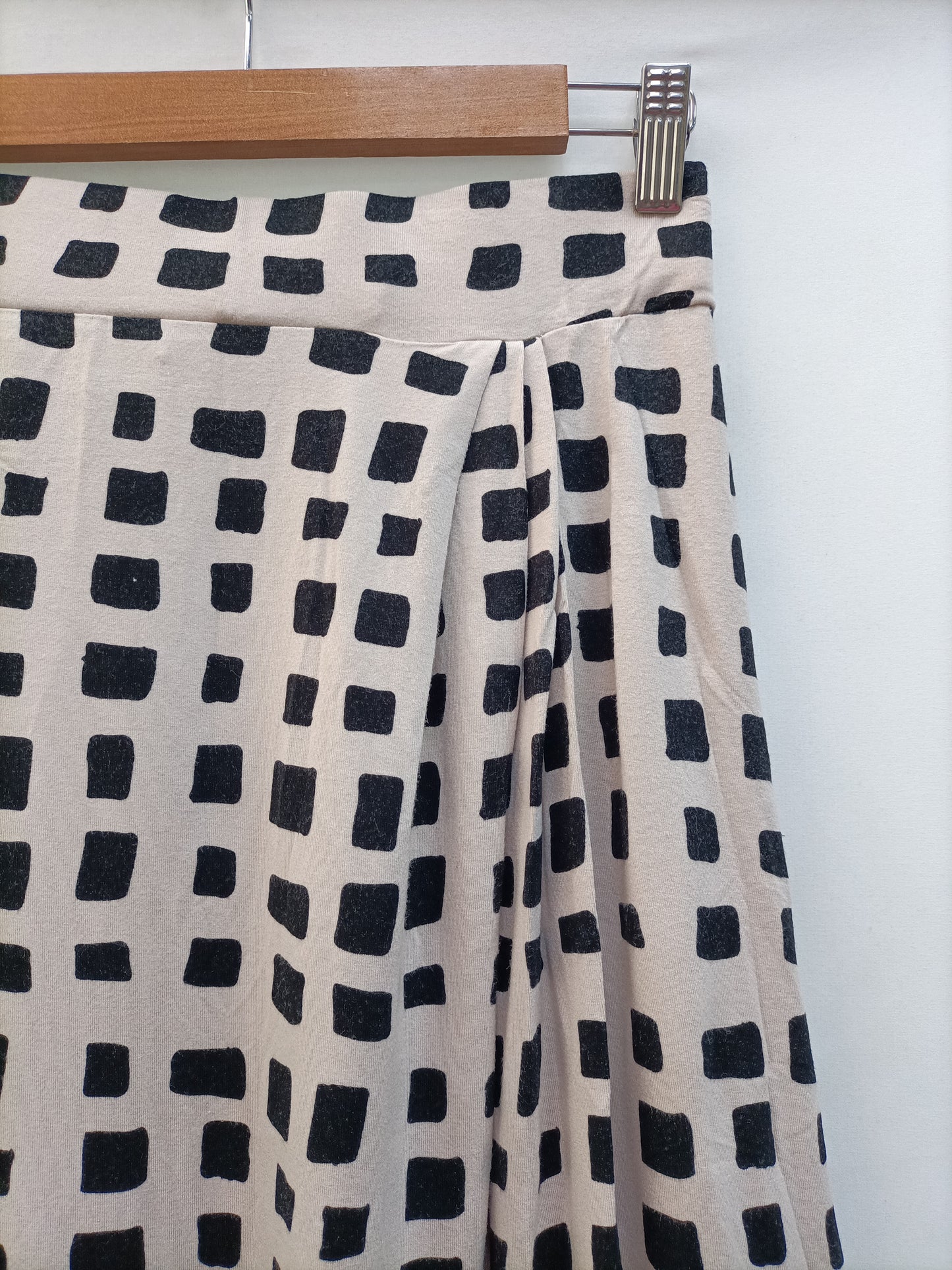 LA FÉE MARABOUTÉE. Tm beige checkered skirt