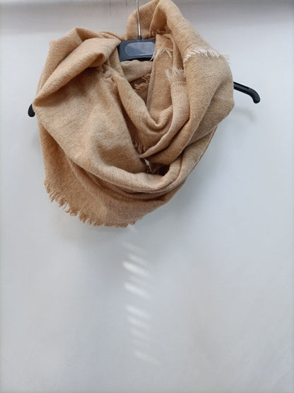 OTHERS. Mottled beige collar