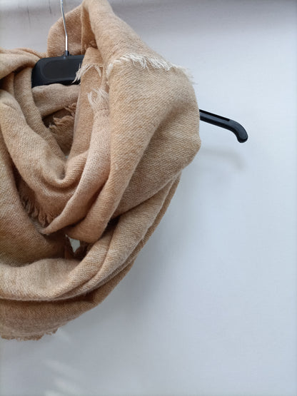 OTHERS. Mottled beige collar