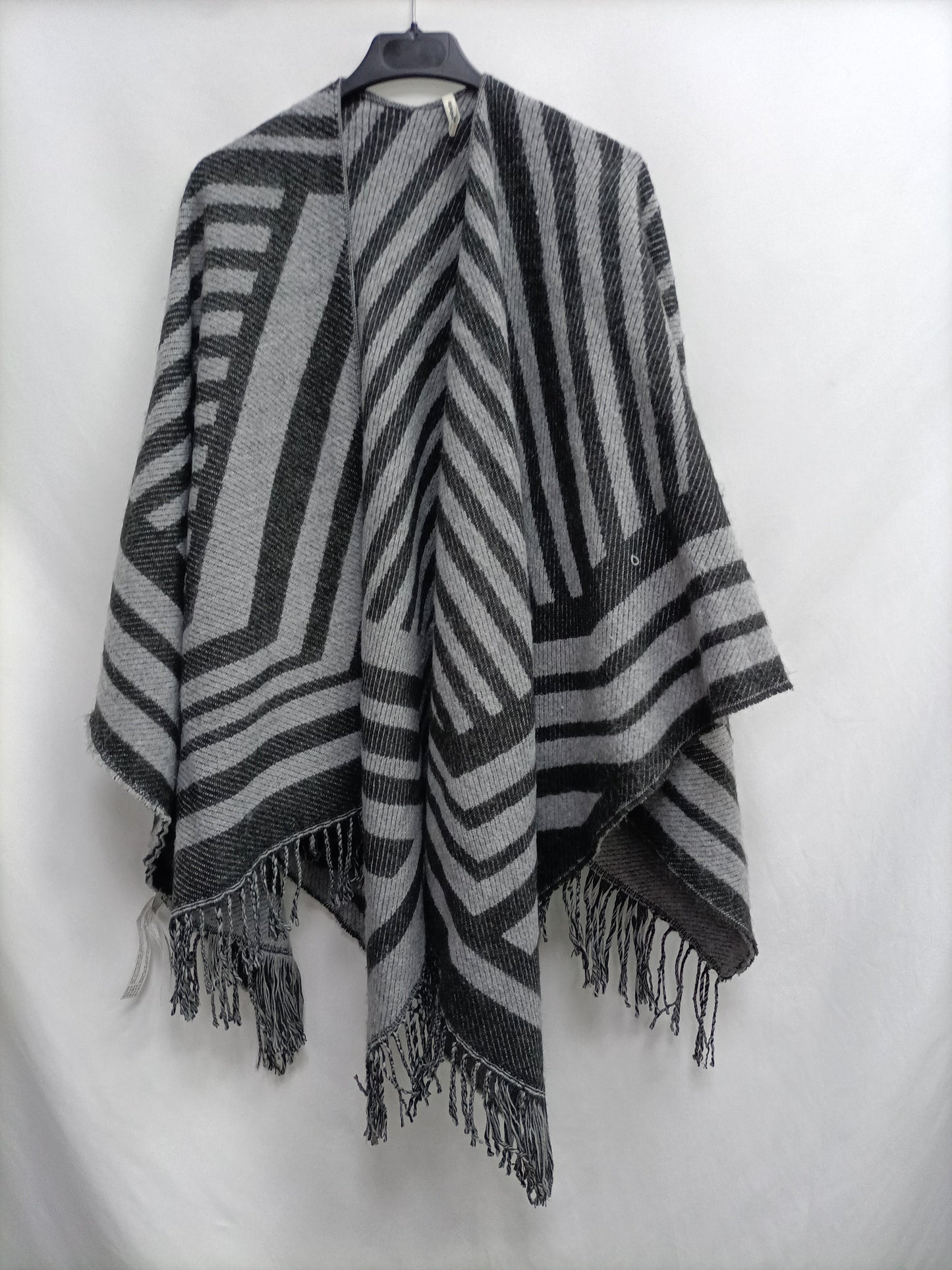 STRADIVARIUS. Poncho maxi tonos grises