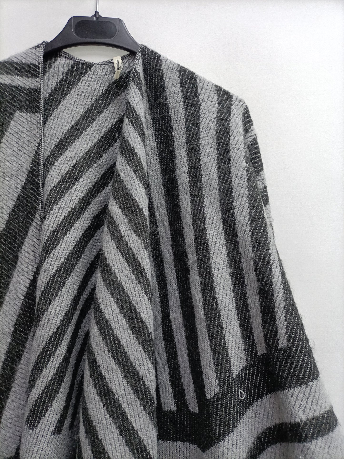 STRADIVARIUS. Poncho maxi tonos grises