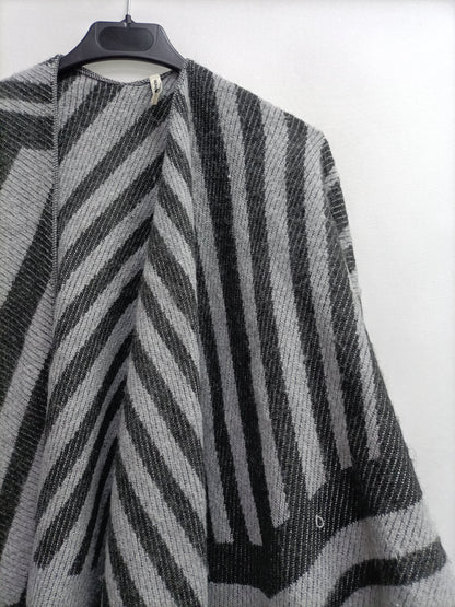 STRADIVARIUS. Poncho maxi tonos grises
