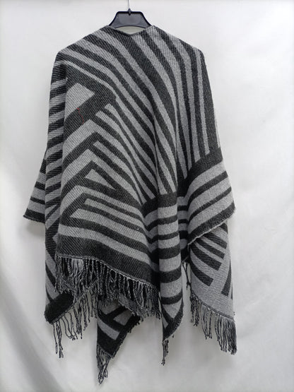 STRADIVARIUS. Poncho maxi tonos grises