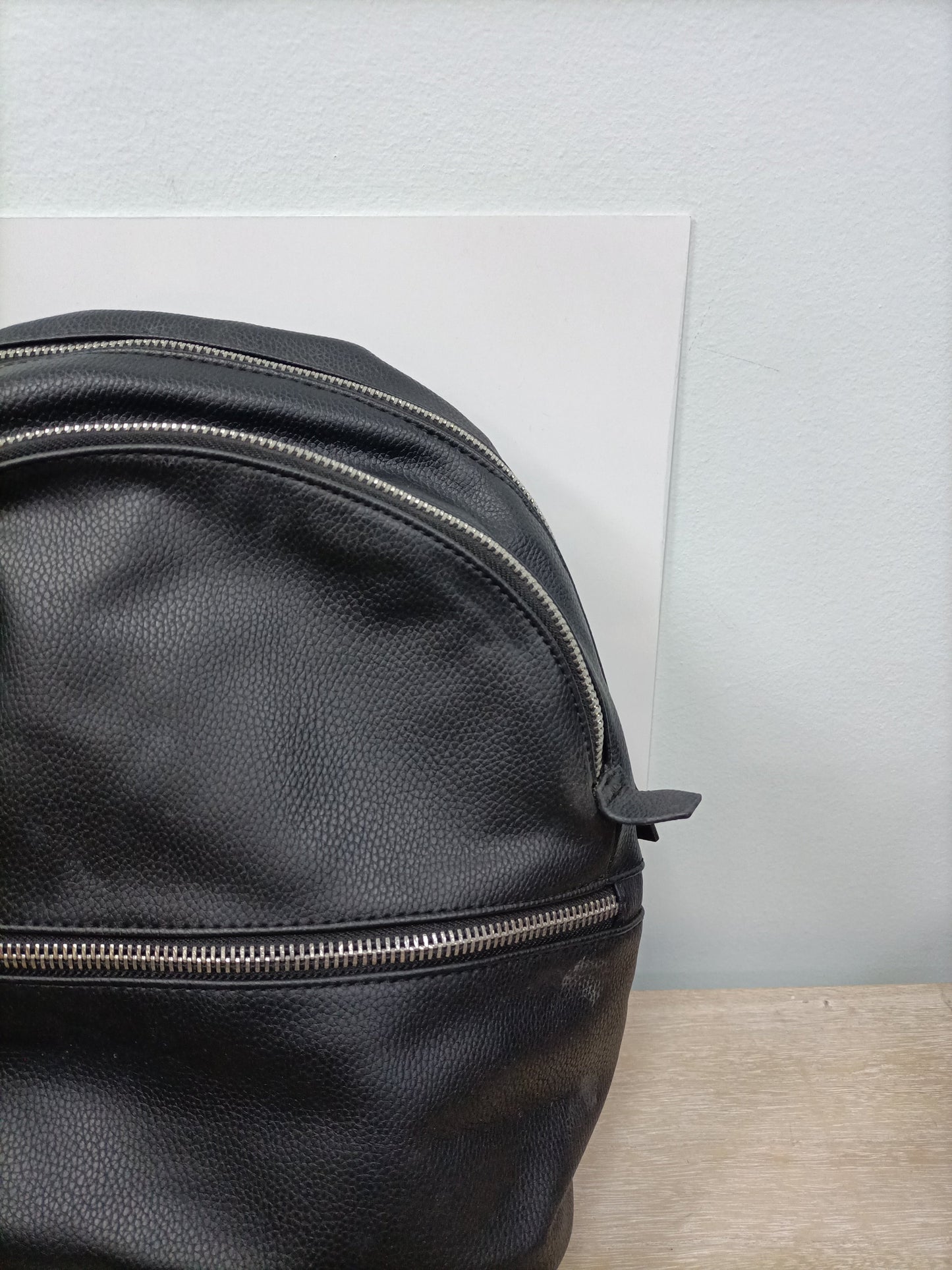 OTRAS. Mochila negra polipiel