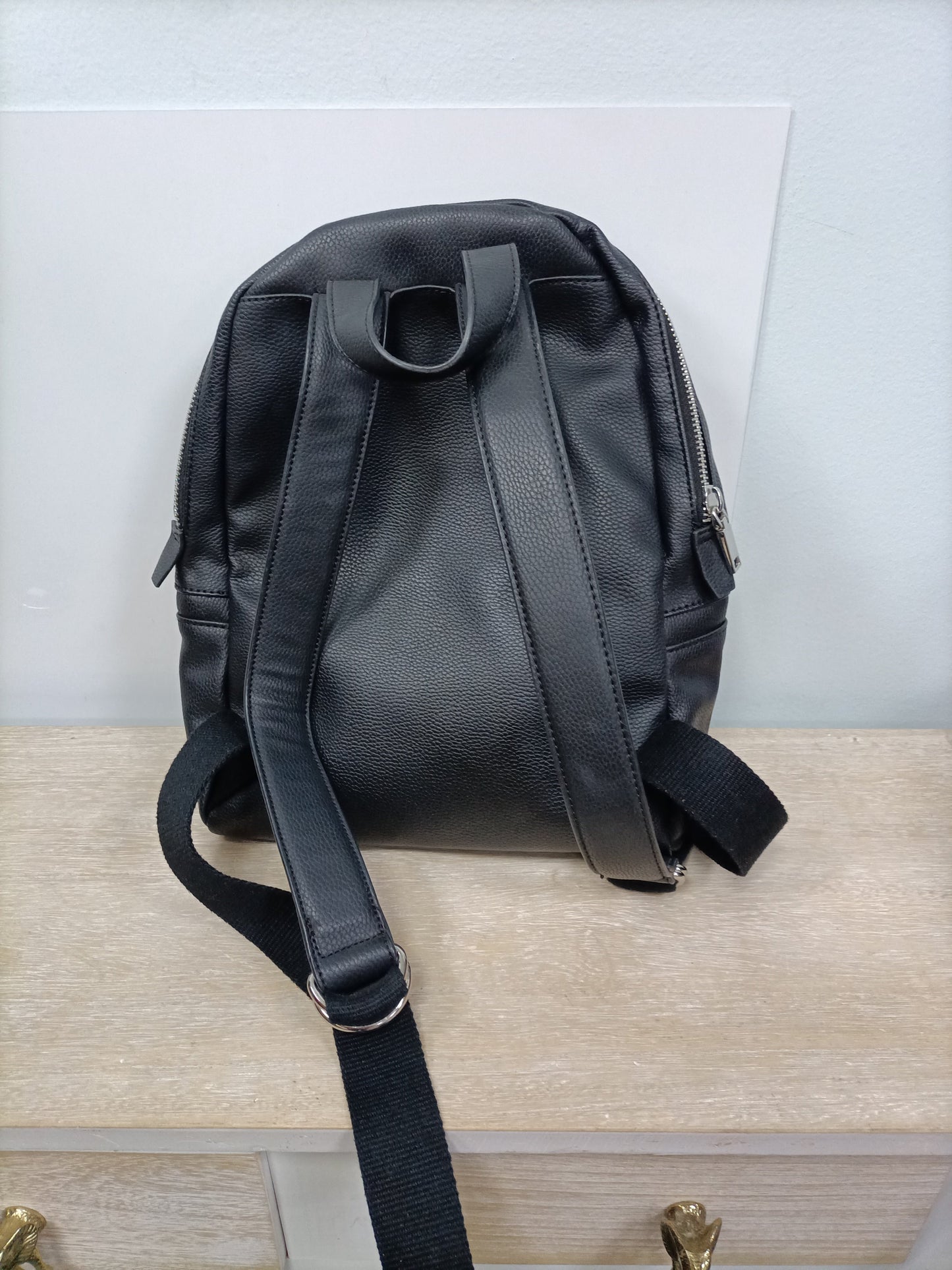 OTRAS. Mochila negra polipiel