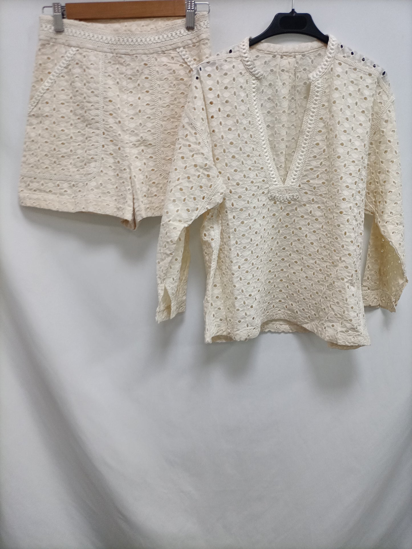 OTRAS. Total look troquelado Tu(s)