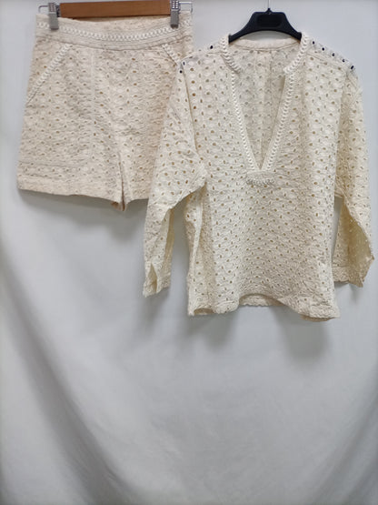 OTRAS. Total look troquelado Tu(s)