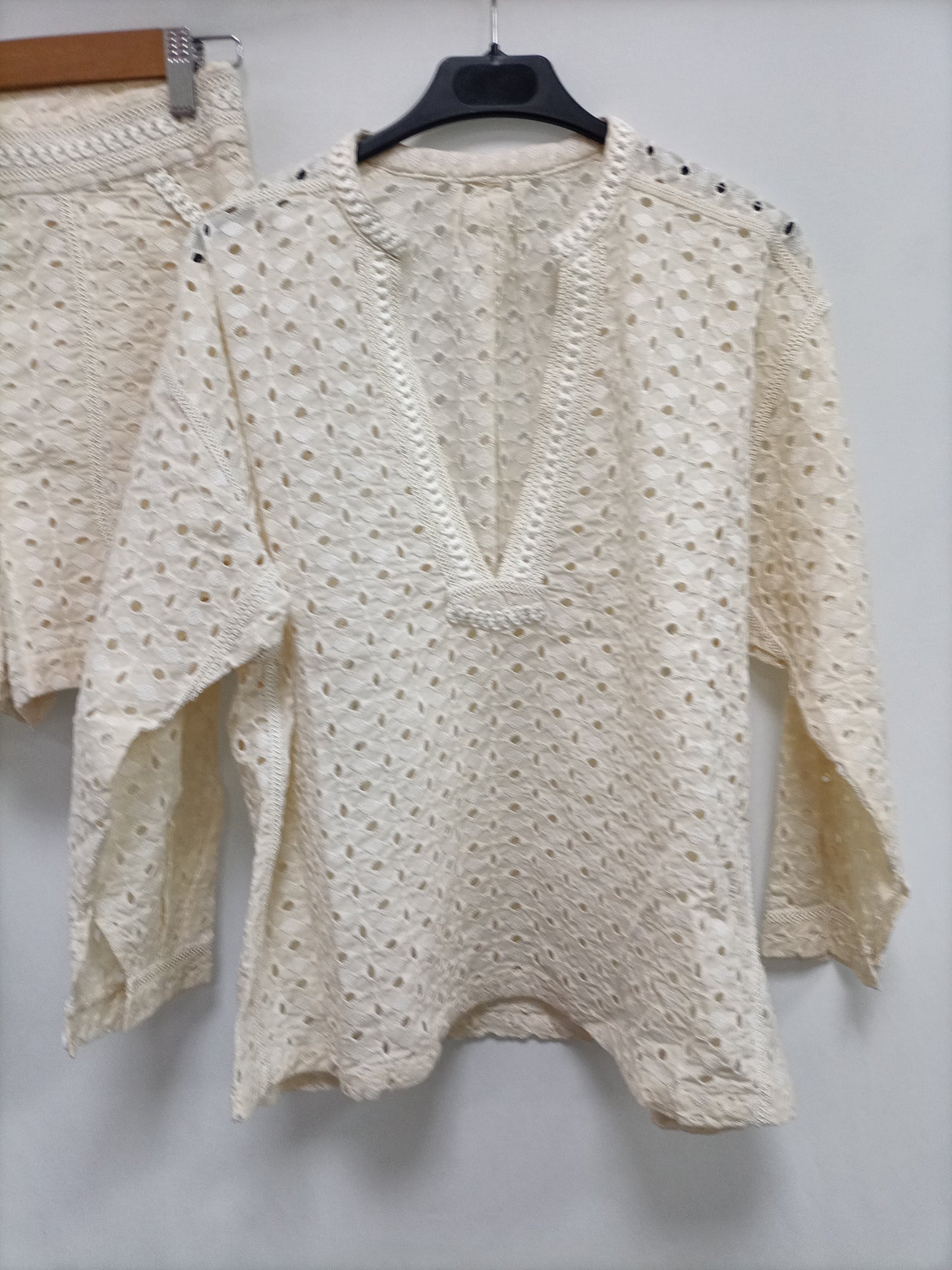 OTRAS. Total look troquelado Tu(s)