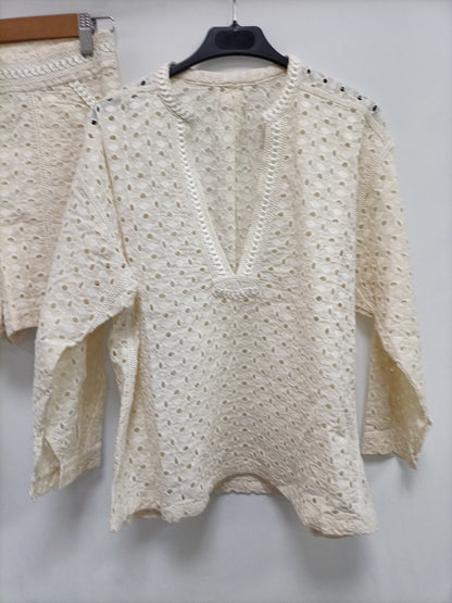 OTRAS. Total look troquelado Tu(s)