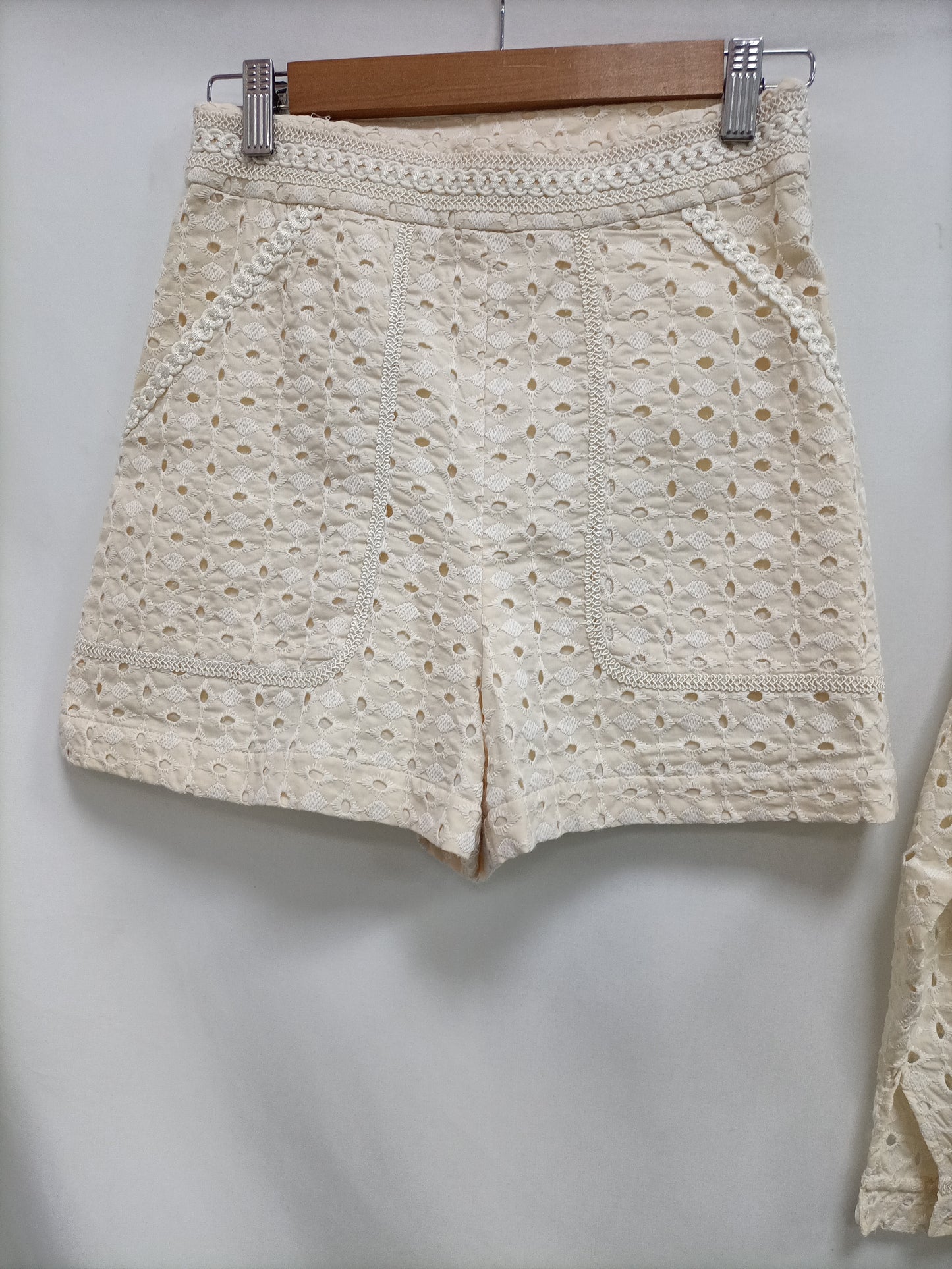 OTRAS. Total look troquelado Tu(s)