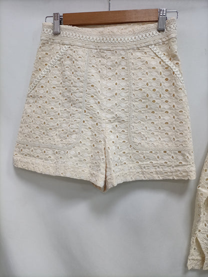 OTRAS. Total look troquelado Tu(s)