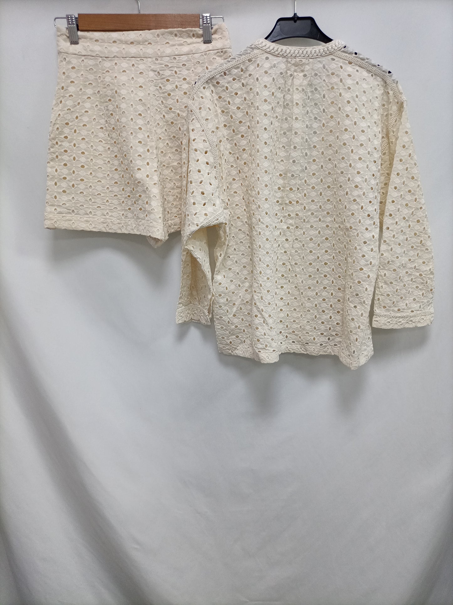 OTRAS. Total look troquelado Tu(s)