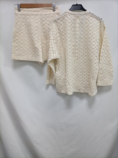 OTRAS. Total look troquelado Tu(s)