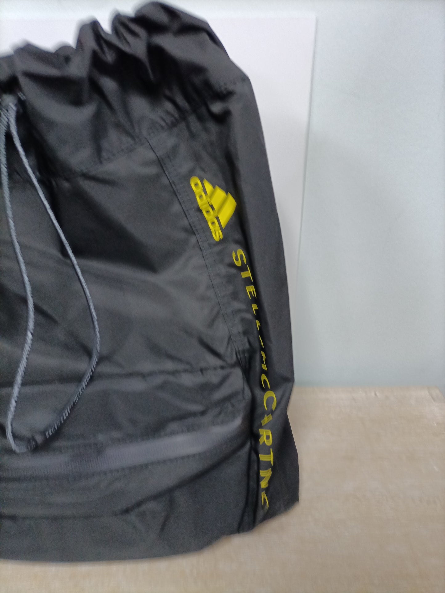 ADIDAS BY STELLAMCCARTNEY. Mochila negra deportiva