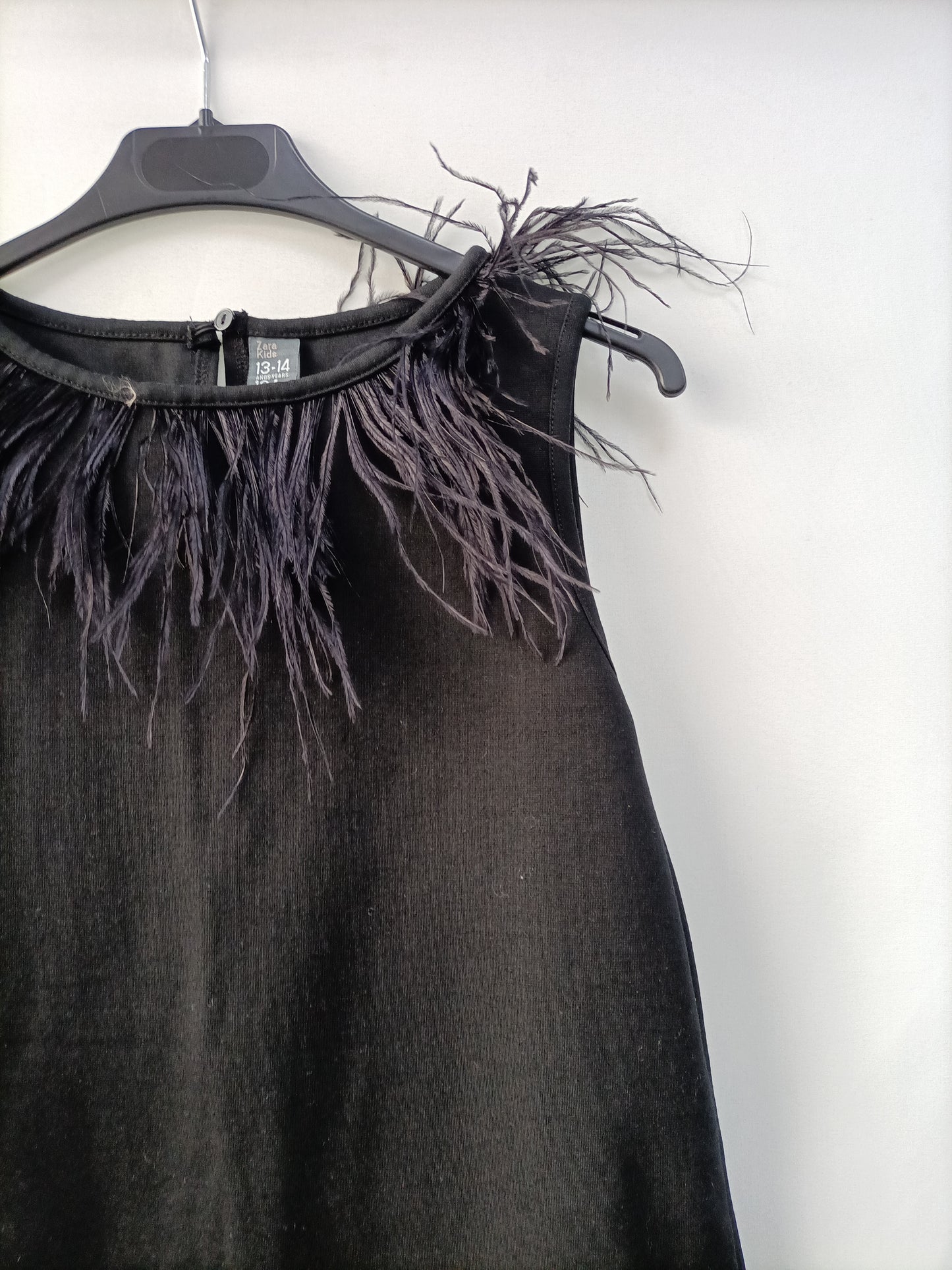 ZARA. Vestido corto negro plumas T.13/14