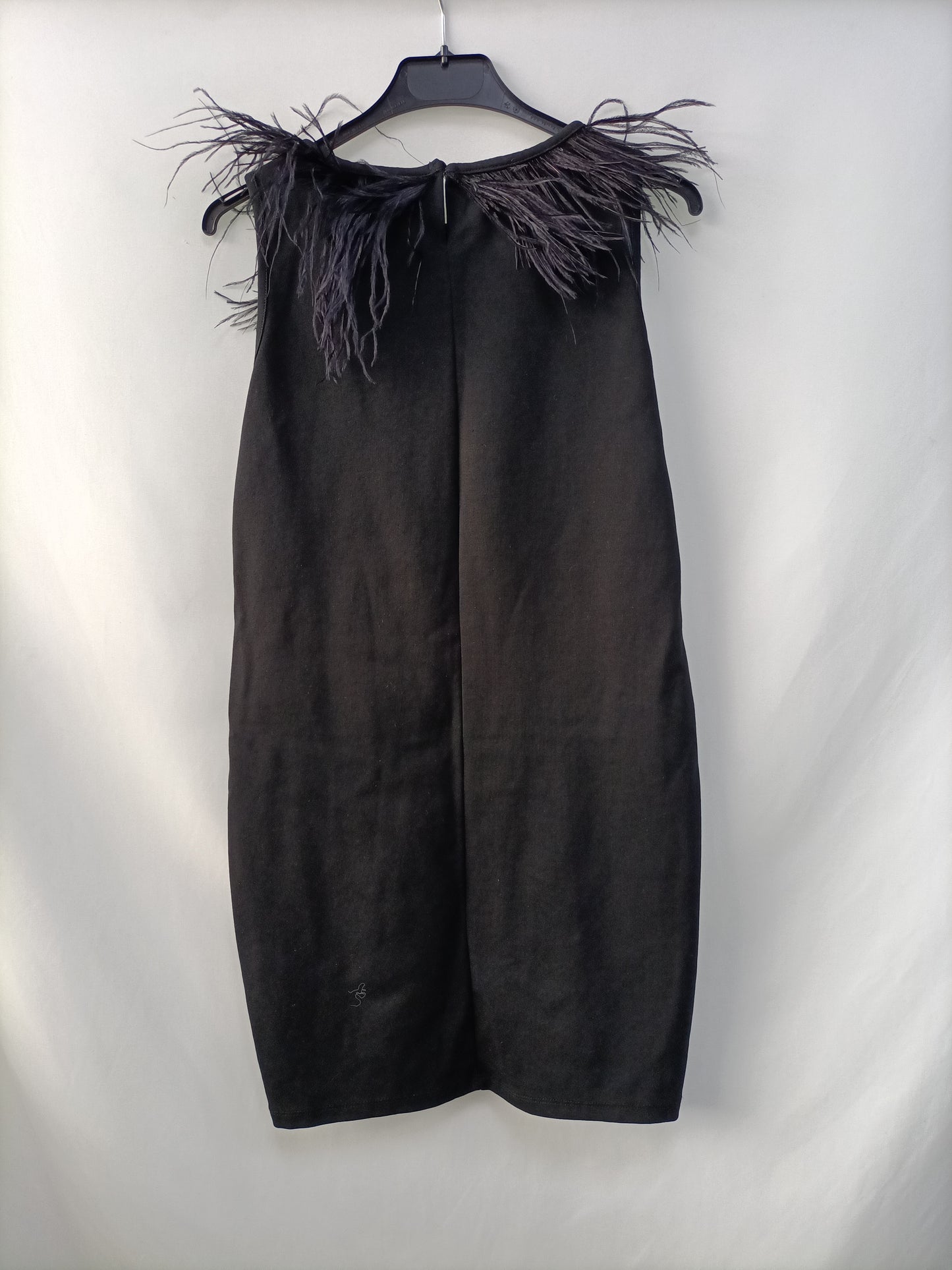 ZARA. Vestido corto negro plumas T.13/14