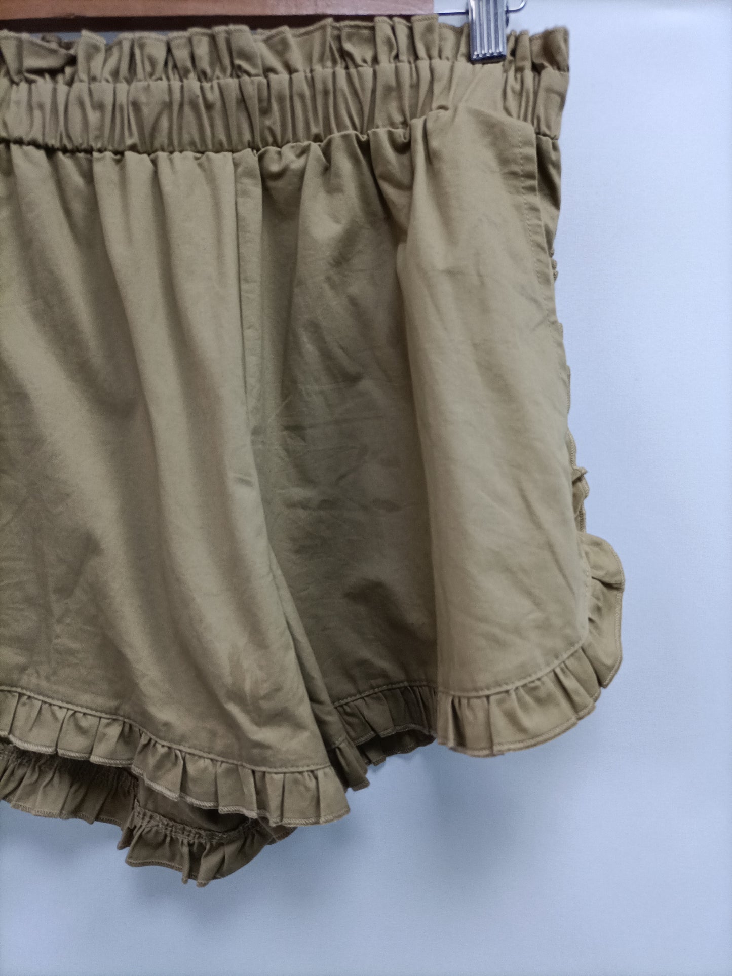 SHEIN. Pantalón corto beige T.m