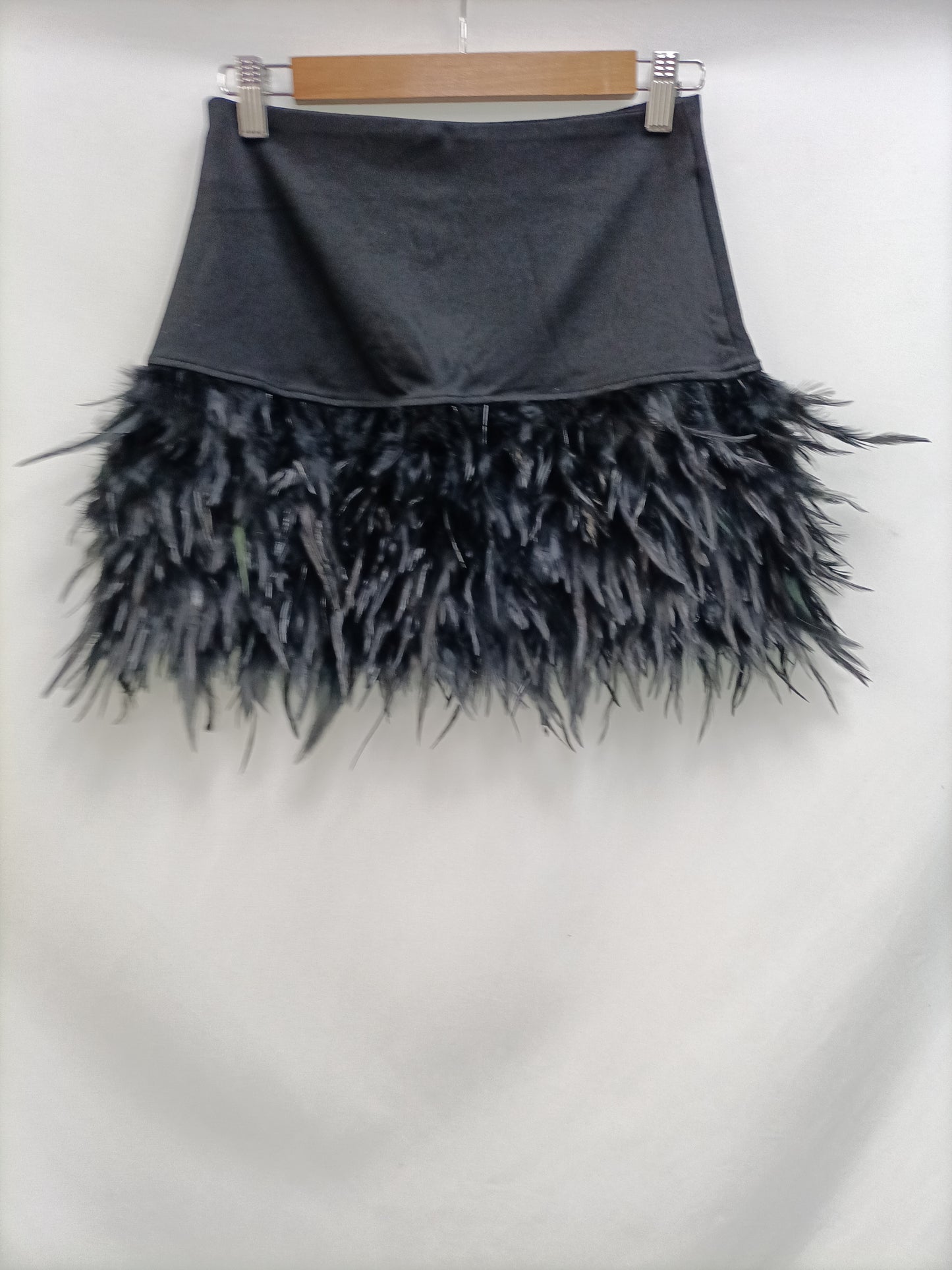 OTRAS. Falda negra plumas T.s