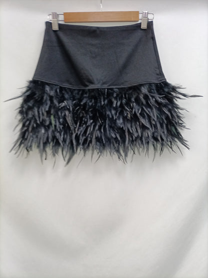 OTRAS. Falda negra plumas T.s