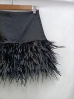 OTRAS. Falda negra plumas T.s
