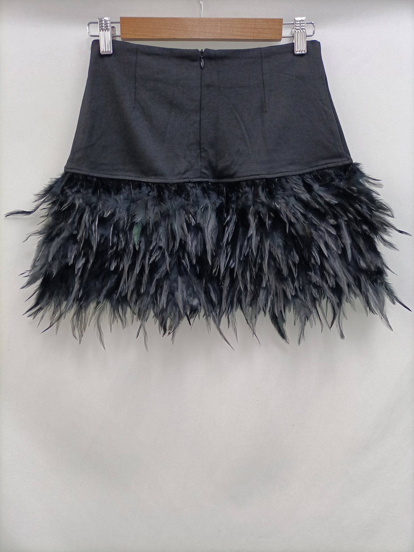 OTRAS. Falda negra plumas T.s