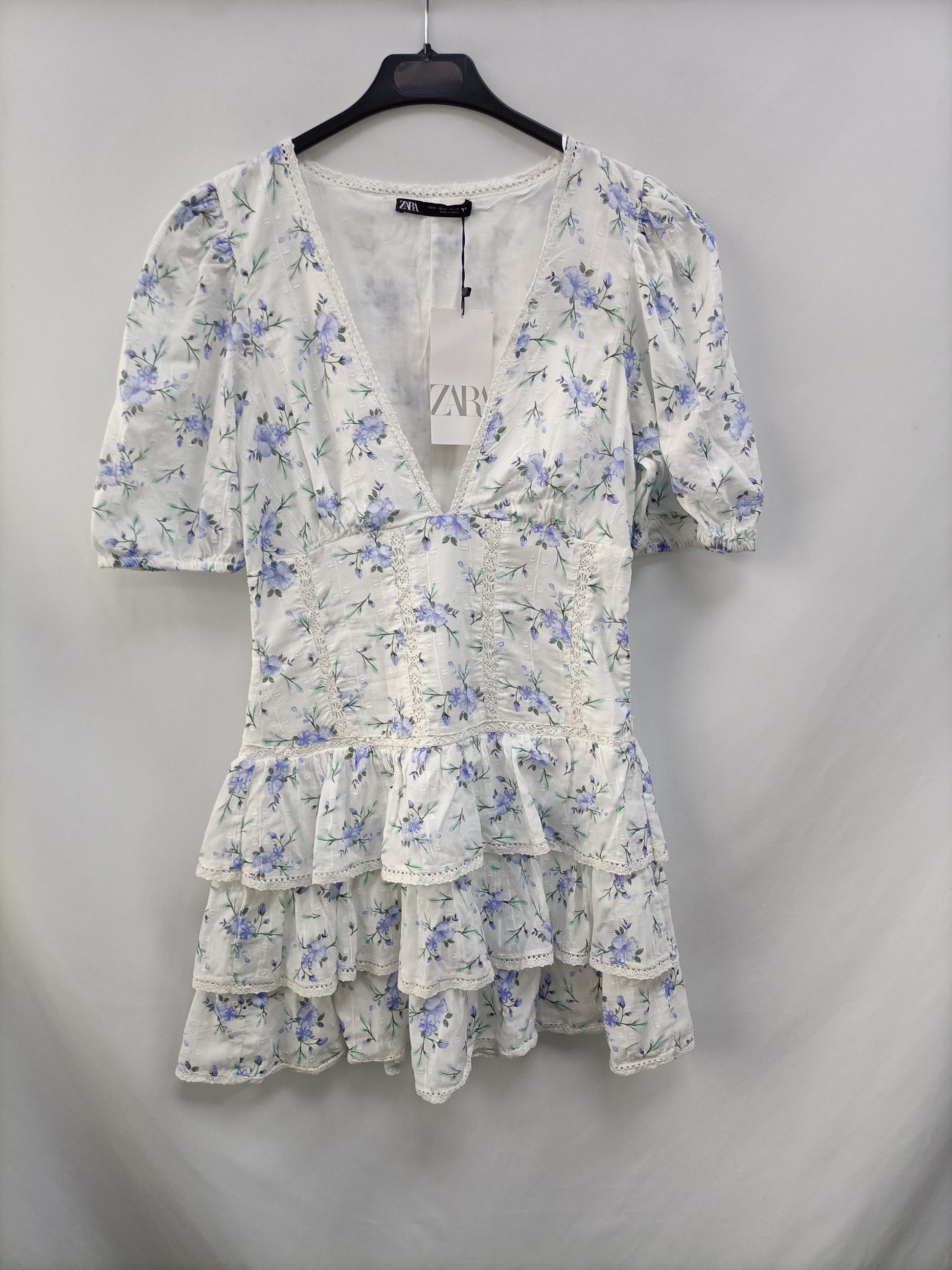 ZARA. White floral dress TM Hibuy market ZARA. White floral dress TM Hibuy market