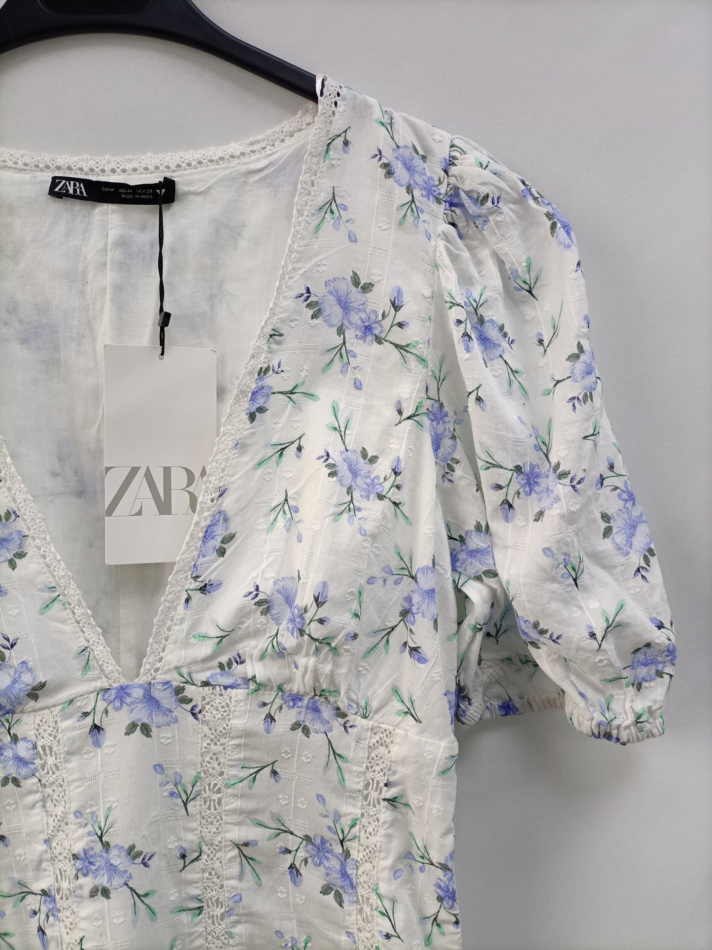 ZARA. Vestido blanco flores T.m