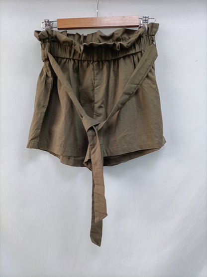 SHEIN. Pantalón corto verde T.m