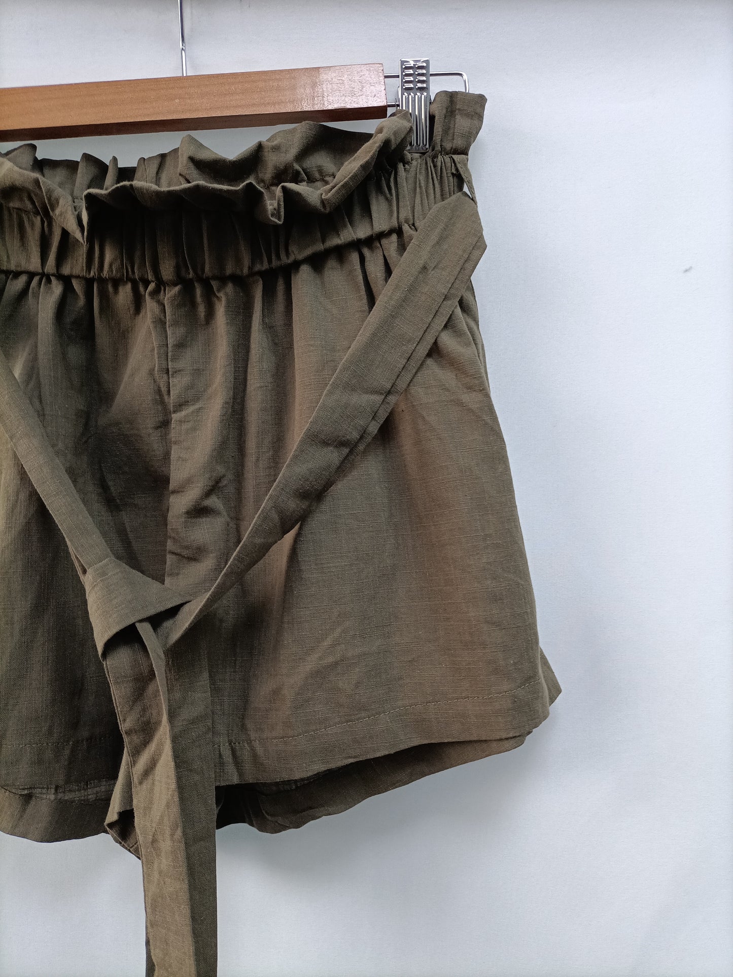 SHEIN. Pantalón corto verde T.m