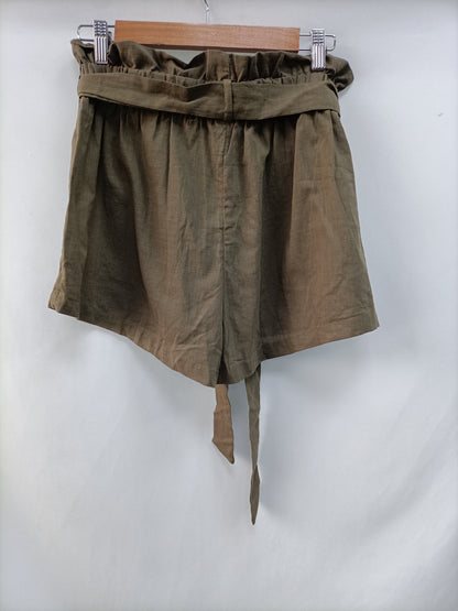 SHEIN. Pantalón corto verde T.m