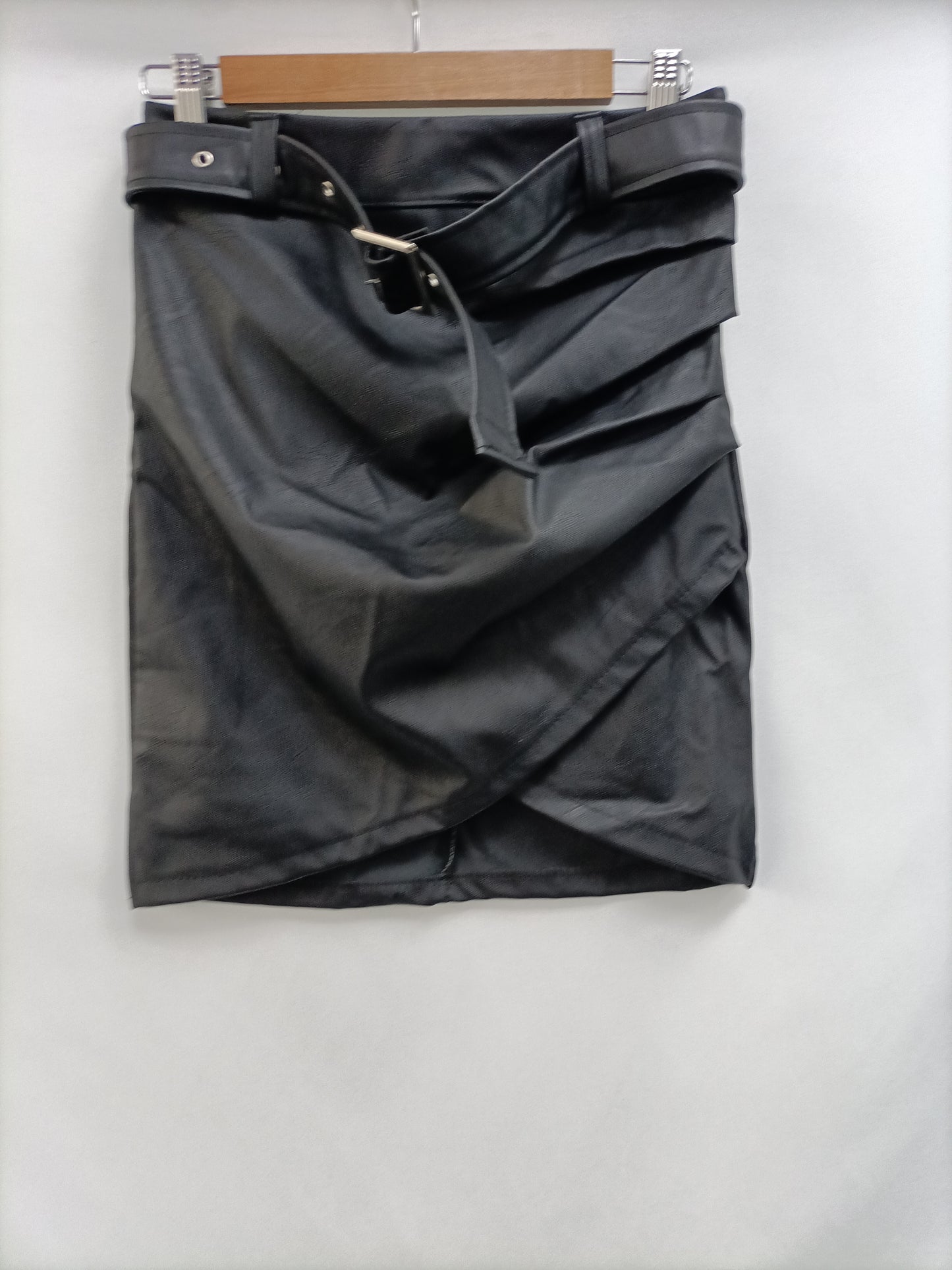 OTRAS. Falda negra polipiel T.m