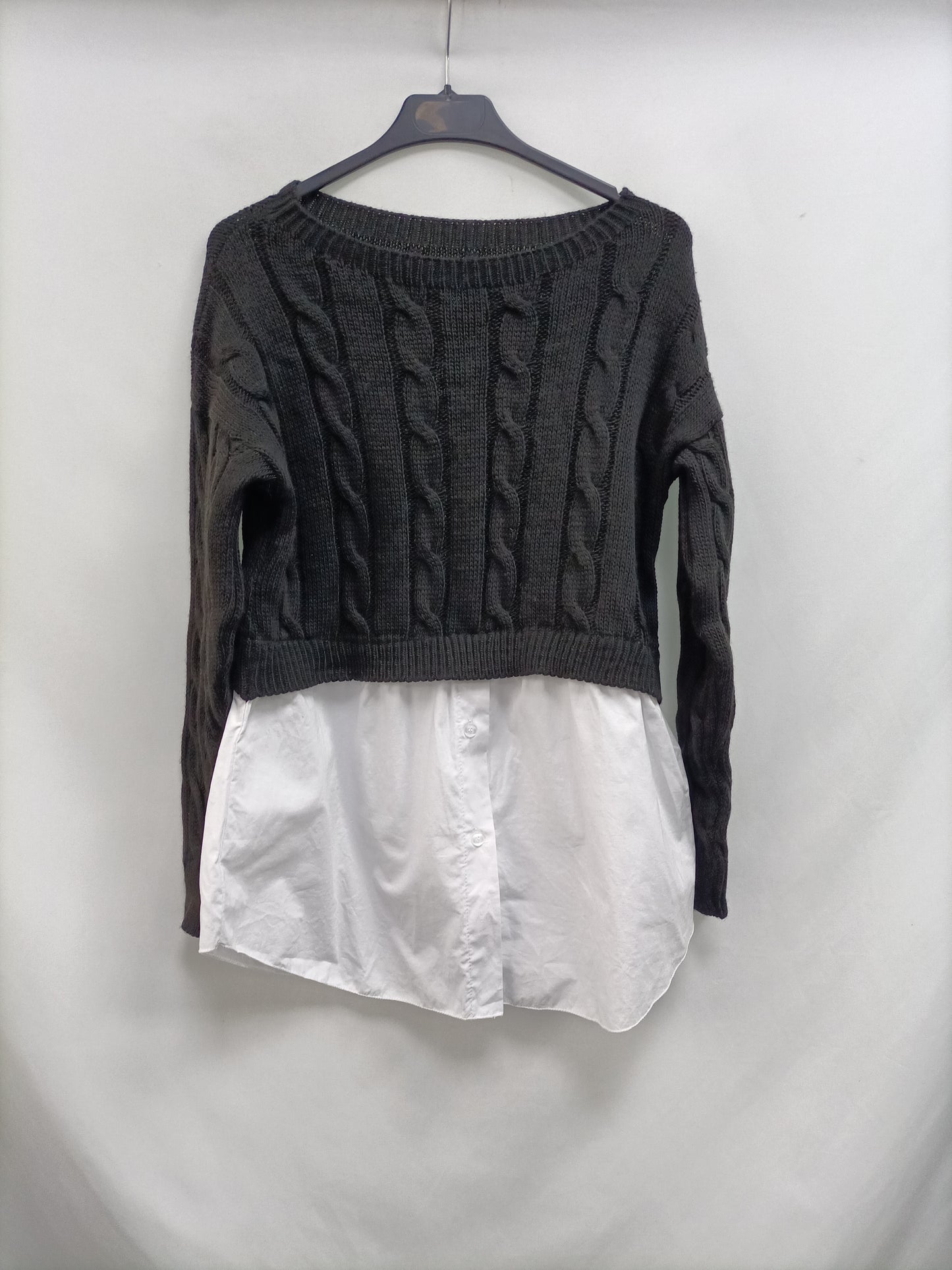 OTRAS. Jersey negro con camisa Tu(s)