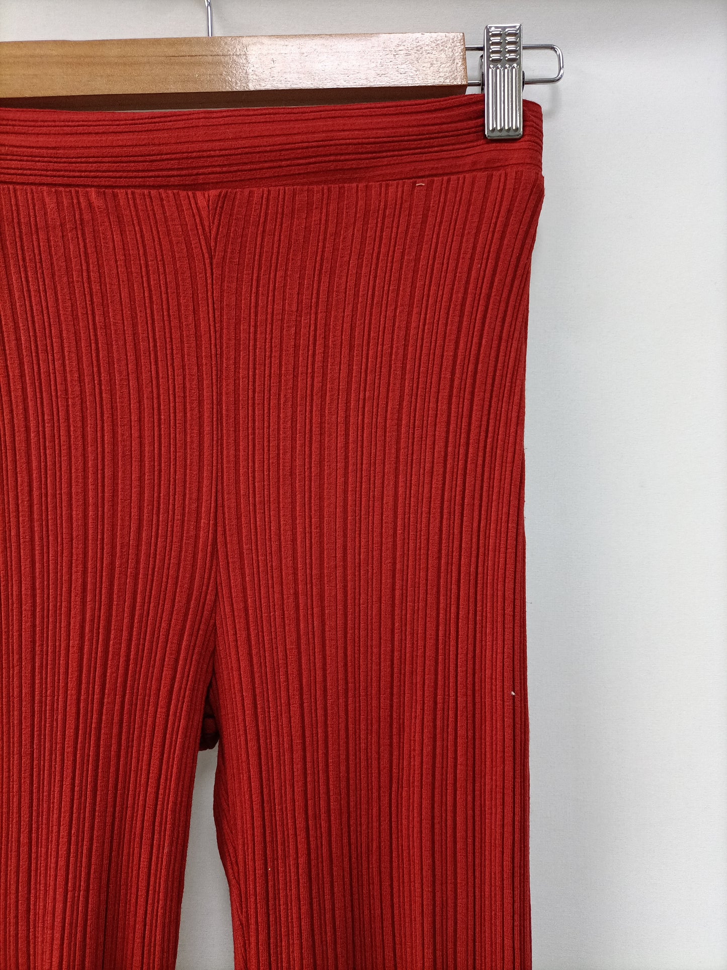 BERSHKA.Pantalones punto elásticos campana T.S