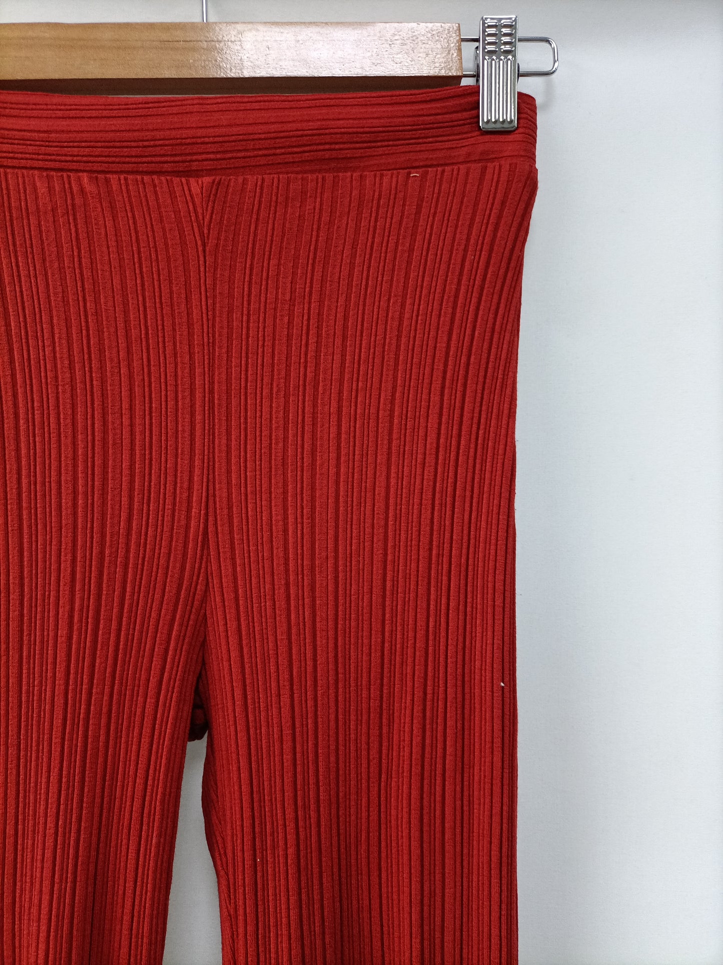 BERSHKA.Pantalones punto elásticos campana T.S