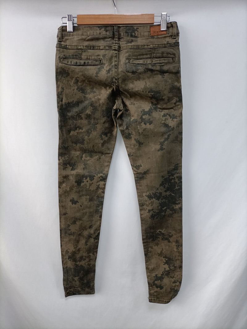 ZARA.Pantalones camuflaje T.34