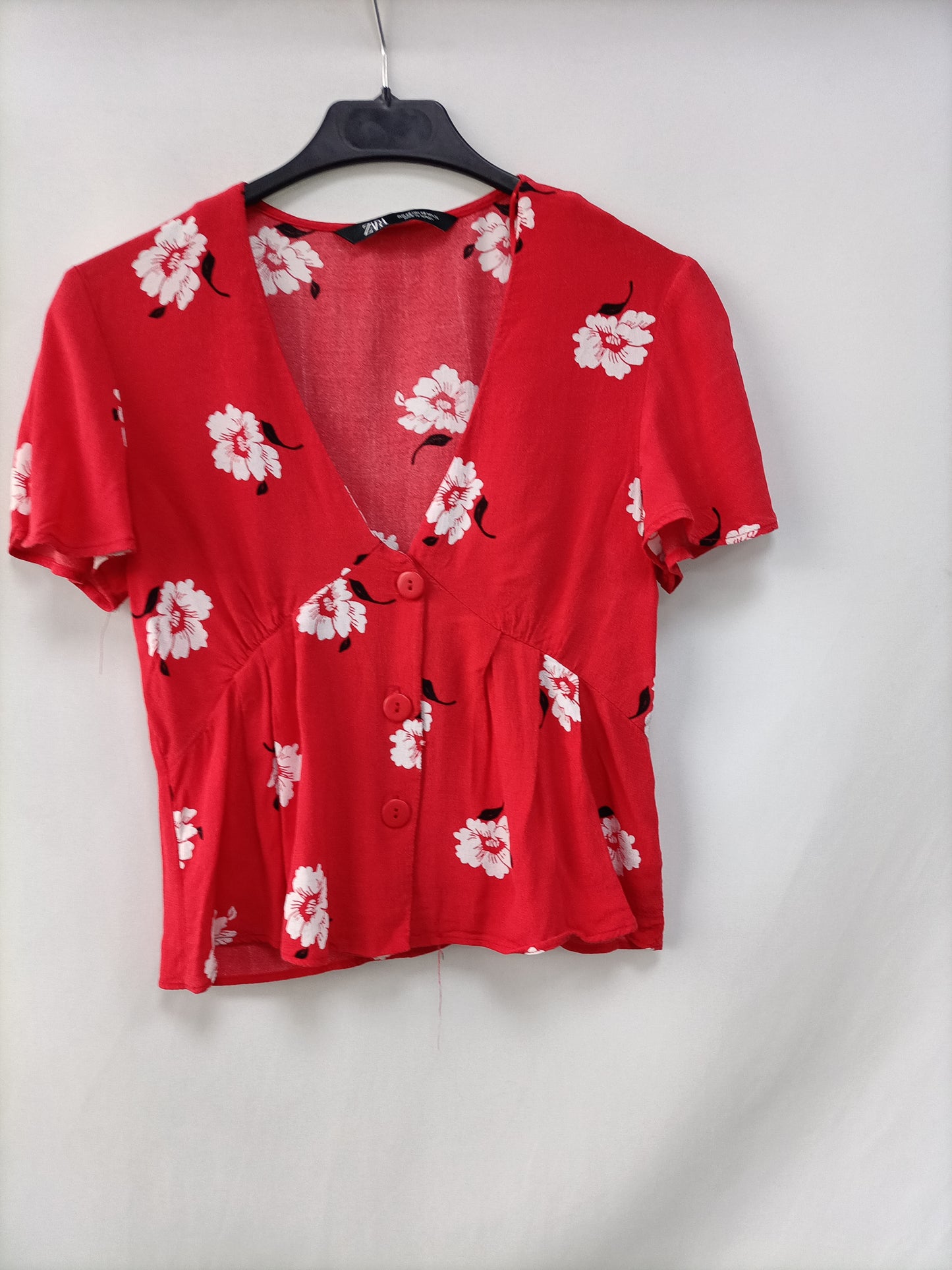 ZARA.Blusa roja flores T.XS