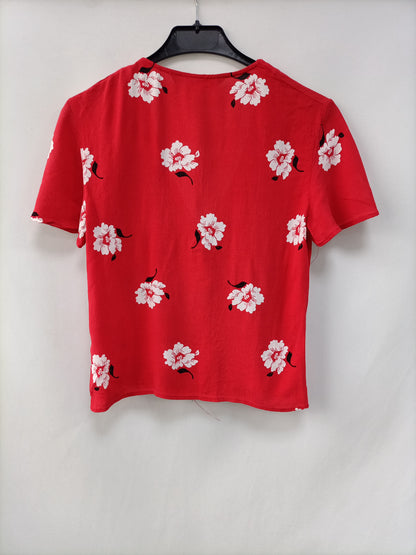 ZARA.Blusa roja flores T.XS