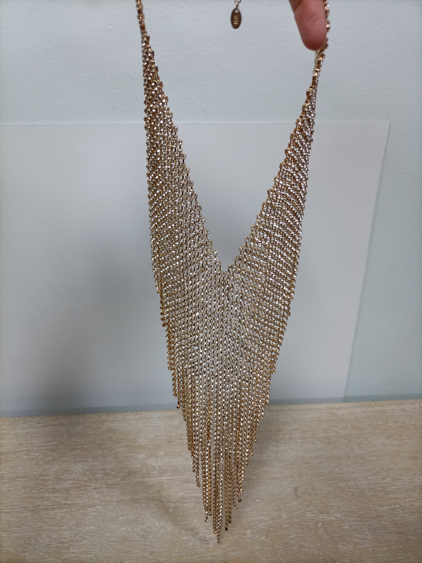 ZARA. Collar dorado con pedrería