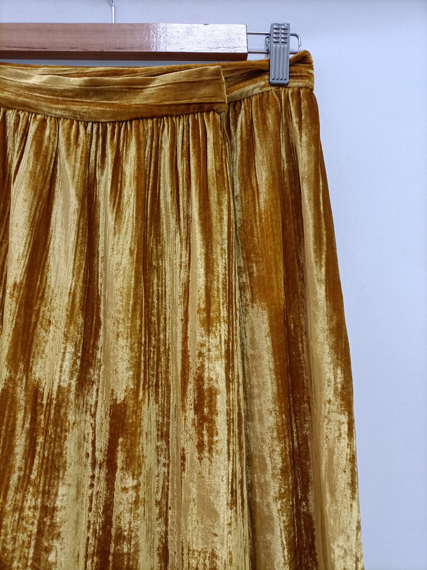 MASSCOB. Falda midi terciopelo T.34