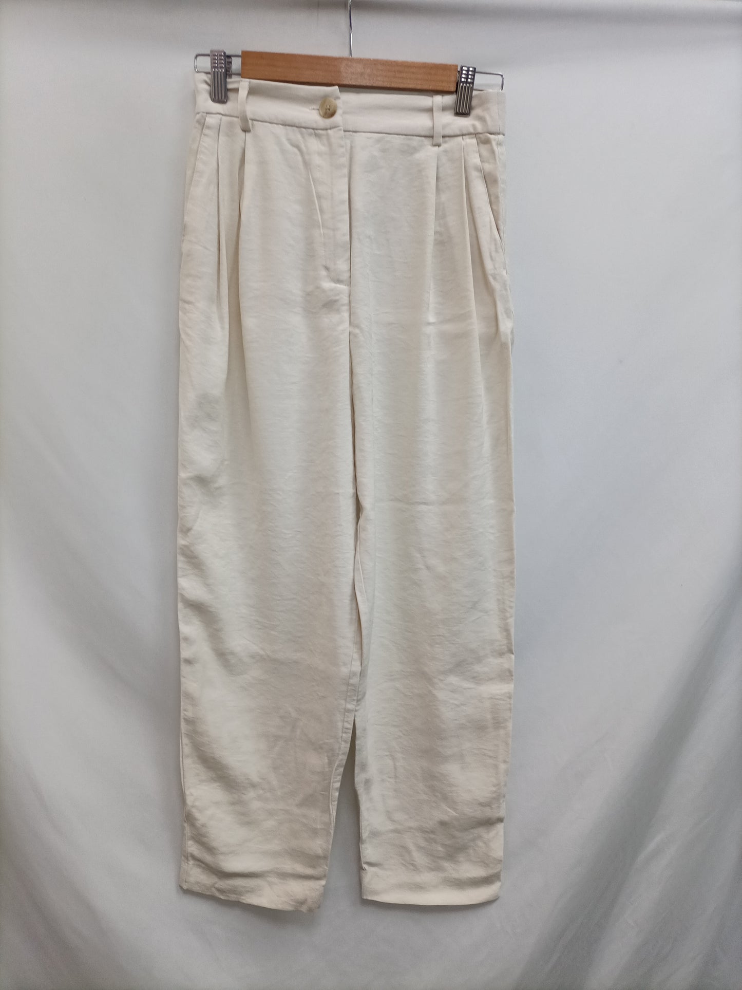 H&M. Pantalón beige fluido T.38