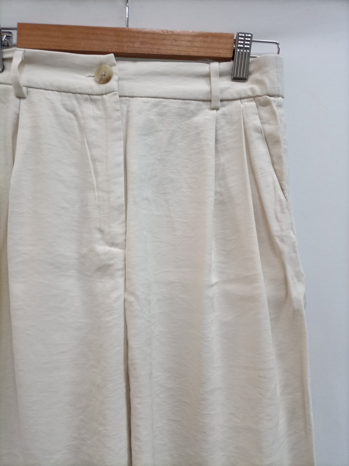 H&M. Pantalón beige fluido T.38