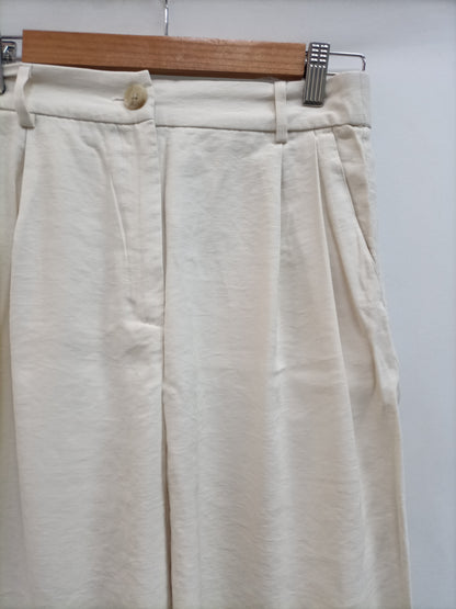 H&M. Pantalón beige fluido T.38