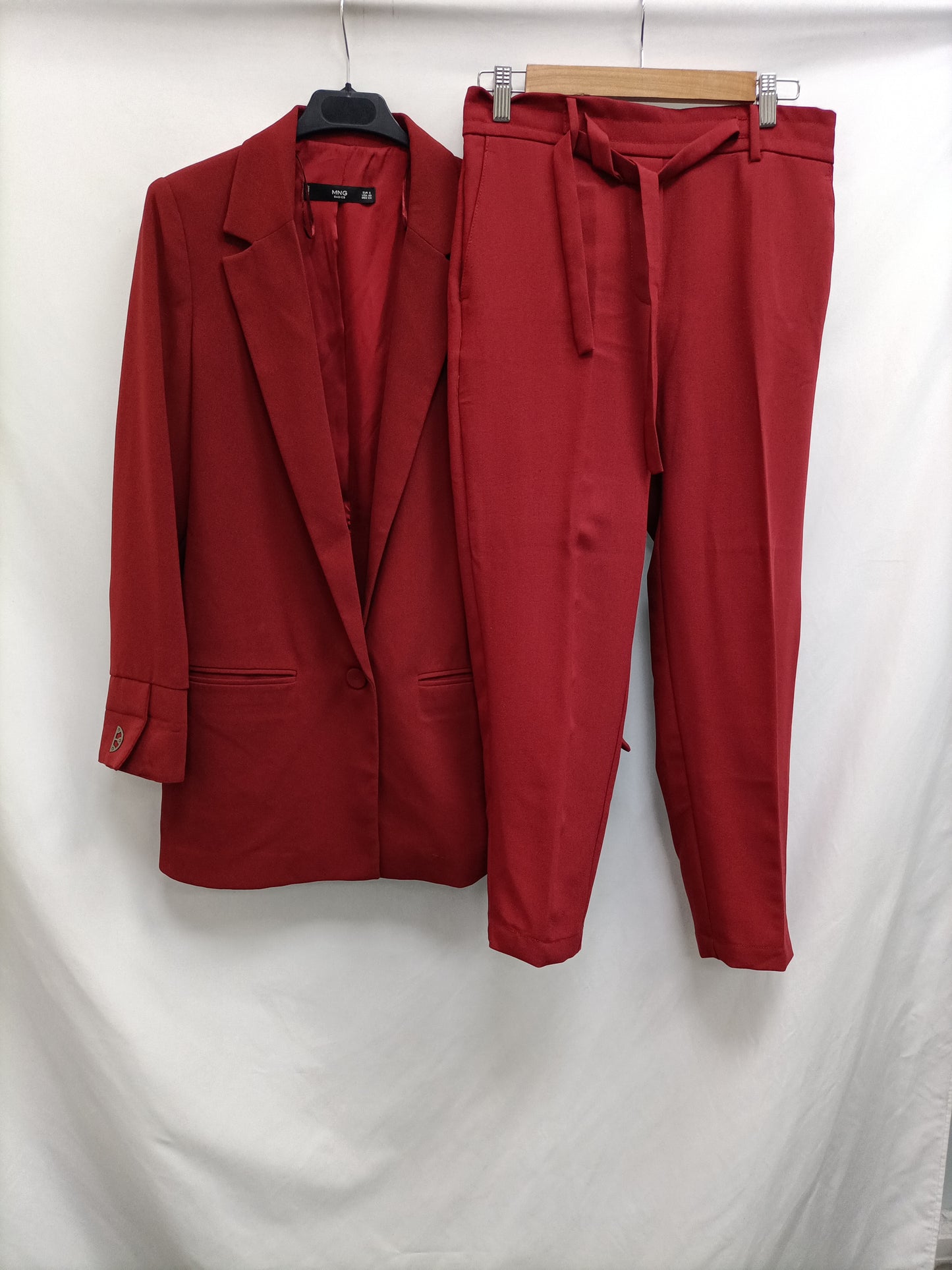 MANGO. blazer burdeos fluida T.s