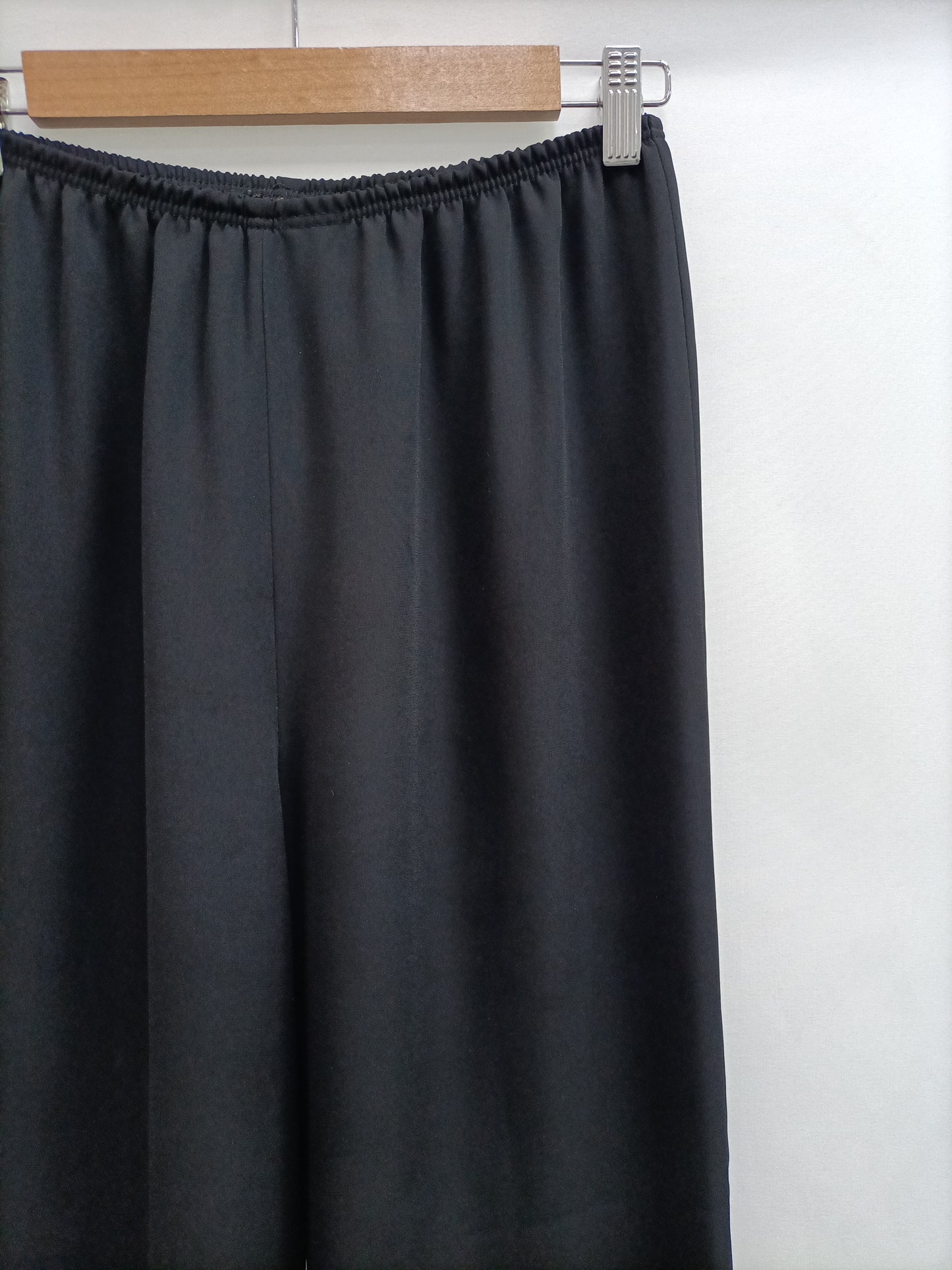 UNIT. Pantalón negro fluido T.40